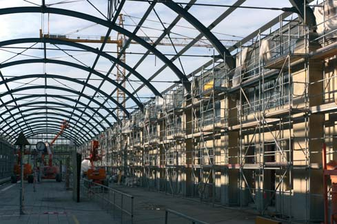 Rhein-Main aktuell Blick auf die Bauarbeiten in der Halle 5, wo das Gleis 10 (Richtung Niedernhausen) liegt Foto: Hans-Peter Günther ße Halle mit drei Gleisen am Osteingang, sollen dann bis 2014