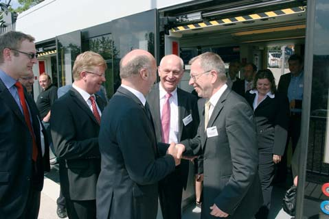 Nordhessen aktuell Minister Dieter Posch begrüßt am Eröffnungstag den neuen NVV-Geschäftsführer Klaus- Peter Güttler, der auch Geschäftsführer des Rhein- Main-Verkehrsverbundes (RMV) ist. Foto: Dr.