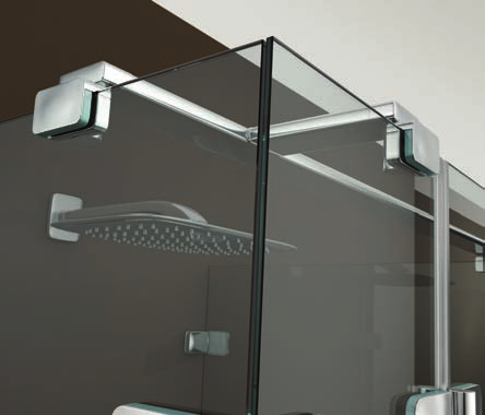 FLÜGEL- UND PENDELTÜR AN GERADER WAND Auch für die Kombination einer Tür mit zwei Seitenwänden aus Glas bietet die Artweger 360 eine elegante Lösung.