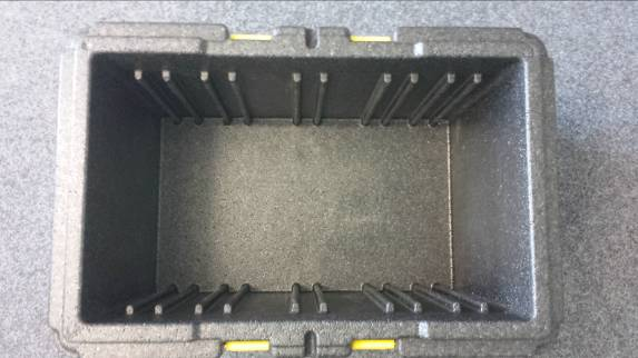 Bildliche Darstellung 2/5 Innovativen Leistungsmerkmale DHL Paket Multibox 4 Trägeretikett für Versandlabel für sicheren Halt und rückstandsfreies Entfernen