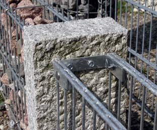 Stelenmodul Die alternative Befestigung der Gitter-Stein-Wand Das Führle Cum lapis Stelenmodul enthält sämtliche Einzelteile, um eine befüllbare Gitter-Stein-Wand an bauseitige Stelen oder Wände zu