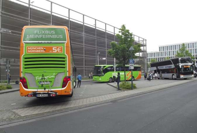SIMPLEX Fernbus-Report Nr. ; 0/06 Neue Fernbushalte am Stuttgarter Flughafen und in Bonn Text und Bilder von Rüdiger Knobel In Stuttgart wurden zum.