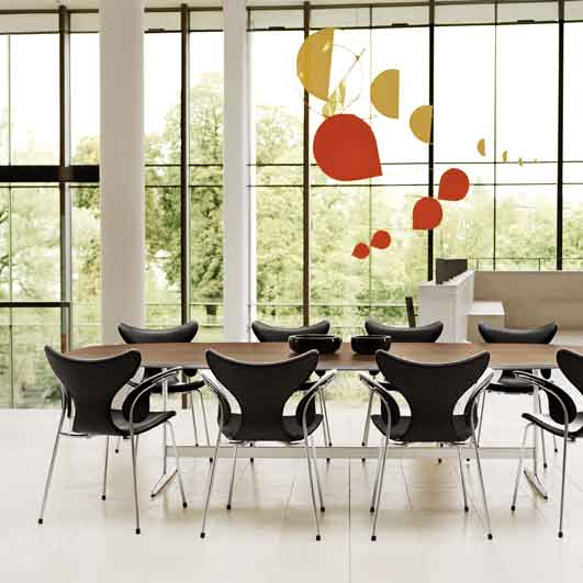 Die Piet Hein/Bruno Mathsson/Arne Jacobsen Kollektion umfasst eine breite Palette von Größen, Formen und Materialien und eignet sich daher ideal für Kantinen, Seminar- und konferenzräume oder aber