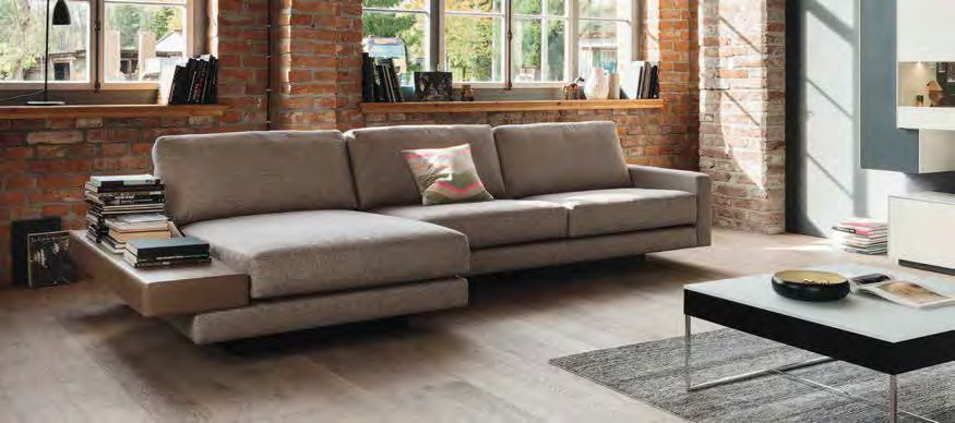 Polster MADE IN GERMANY. AERA Sofa Manufaktur Schritt 4: Versehen Sie Ihr Sofa zum Schluss noch mit individuellen Features wie absenkbaren Armlehnen oder ausziehbaren Fußstützen.