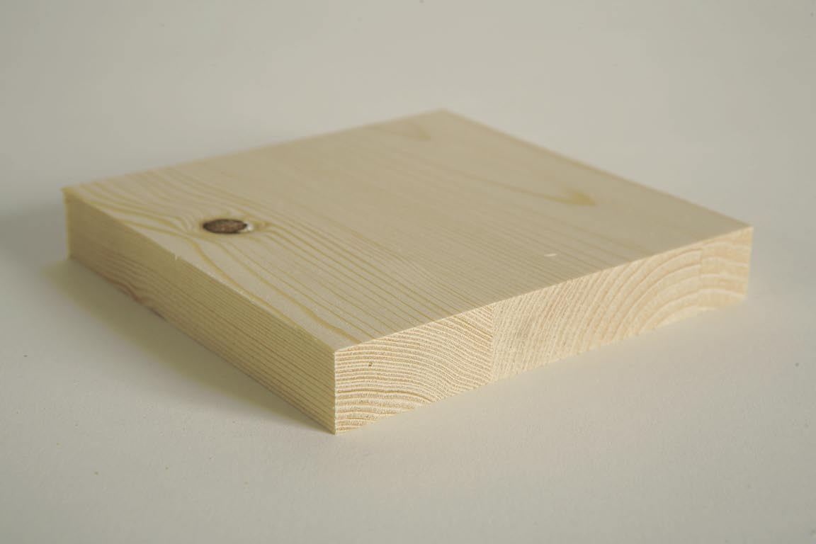 Naturholzplatten Verleimung nach EN 13354 (SWP1) geprüft (kochwasserfeste Verleimung deutlich unter E1 Grenzwert) Oberfläche beidseitig geschliffen ausgeglichenes Holzbild durch sorgfältige