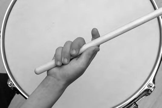 Die richtige Haltung an der Snare Drum und dem Drumset Setze dich locker auf den Rand des Schlagzeug-Hockers, beide Füße stehen fest auf dem Boden, der Rücken ist gerade.
