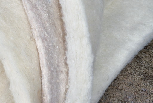Superba-Polsterauflagen Lammschurwolle Lammwolle stammt von der ersten Schur des Lammes innerhalb der ersten sechs Monate. Entscheidend ist dabei, dass die Haare noch keine abgerundeten Spitzen haben.