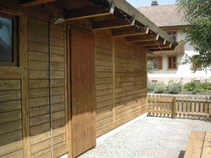 Anwendungen / Beispiele Lasuranstrich auf Holzfassade durch Witterung beschädigt; das Holz ist angegriffen