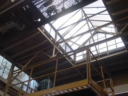 Anwendungen / Beispiele 150-jährige Lagerhalle mit Stahlträgern und Stützen vor der Sanierung und Umfunktionierung in neue moderne Büroräumlichkeiten Während