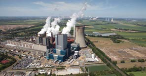 16 Funktionsweise Braunkohlenkraftwerk Kohle wird zu Wärme, Wärme wird zu Strom Im Kraftwerk wird aus der Braunkohle elektrischer Strom gewonnen.