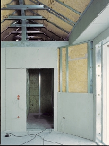 Wohnungsbau mit Stahl 076 Sämtliche Installationen können problemlos zwischen den Stahlprofilen verlegt werden Innen sind die Räume mit Gipskartonplatten verkleidet.