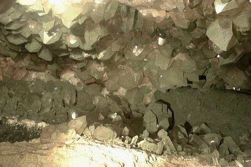 Die Rätselseite Fünf Basler Strahler und ein Walliser sammeln im Binntal Mineralien. Die gefundenen Stufen sollen am nächsten Tag zu gleichen Teilen auf die fünf Basler verteilt werden.