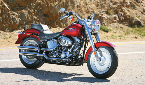 Harley-Davidson FLSTF Fat Boy Scheibenbremse und rechte Hälfte des hinteren Zylinders 1 Die vordere Scheibenbremse ist wie beim Original gelocht, damit sich die durch die Reibung der Bremsen erzeugte