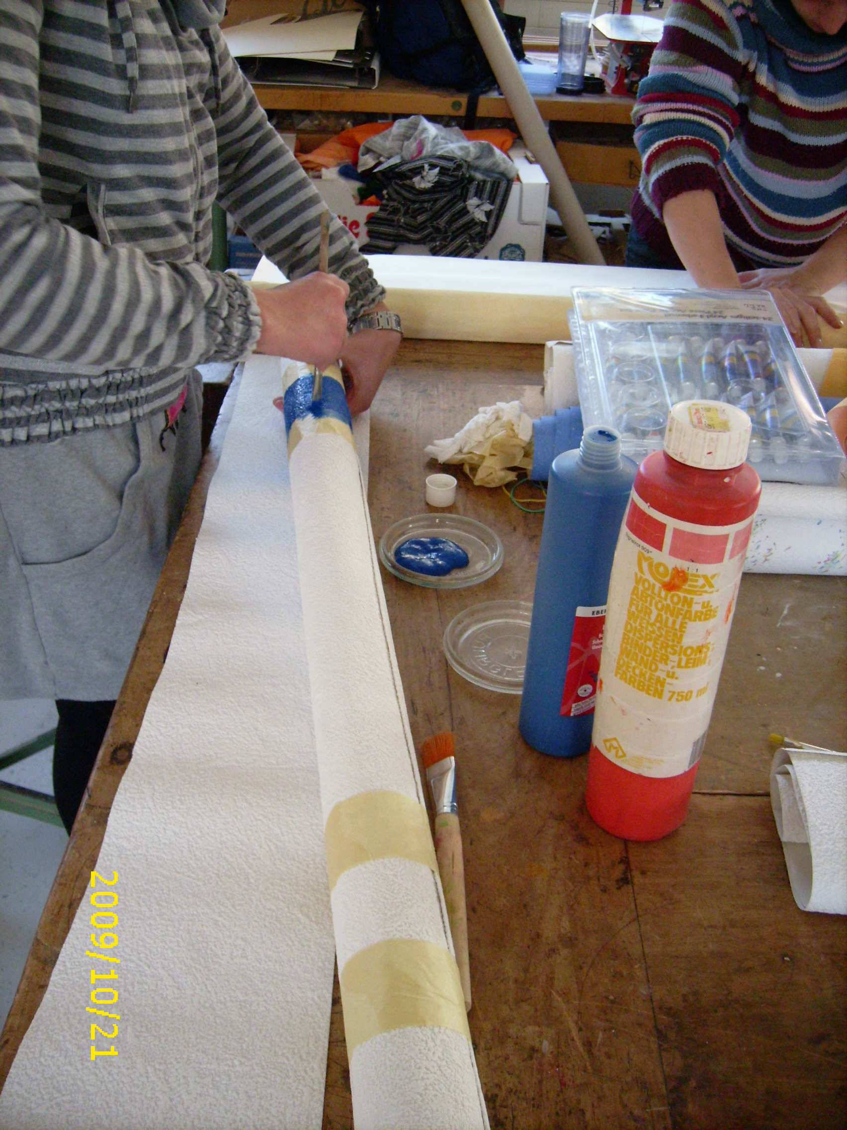 Auf die Tapete einen Kreis zeichnen, dessen Durchmesser 3 4 cm größer ist der der Durchmesser des Rohres.