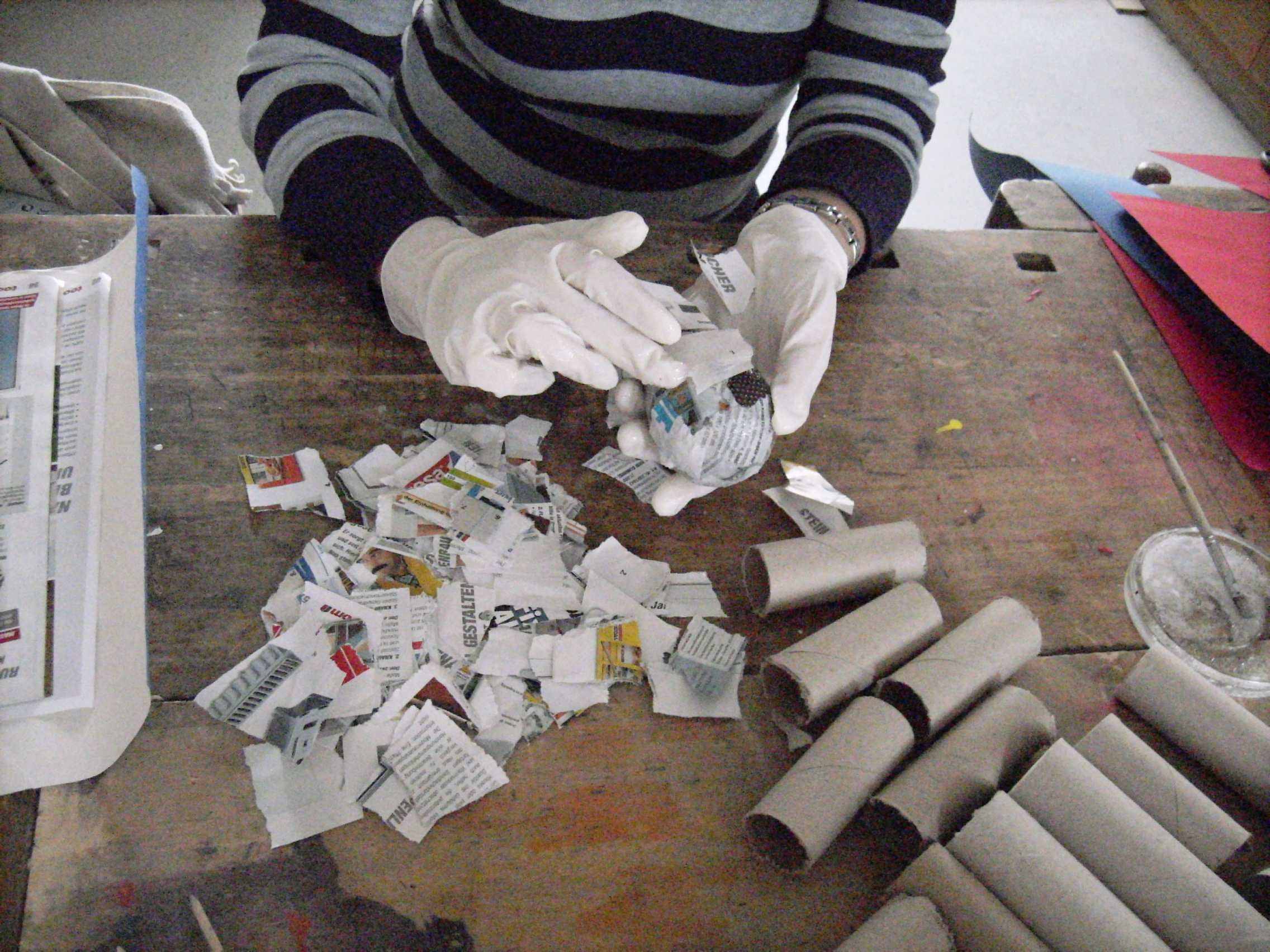 Wir bauen eine Rassel Material: - Glühbirne Kleister Zeitung/Zeitschriften Handschuhe Transparentpapier Hammer Zeitung/Zeitschriften in kleine Stücke zerreißen.