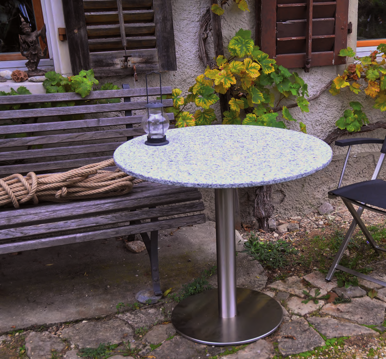 TISCH/TABLE BISTRO INOX Tisch BISTRO INOX ø 80 cm, Gestell Edelstahl, Platte Granit Serizzo gebürstet Klappsessel BASKI Gestell Edelstahl,