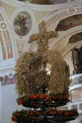 10 Erntedank in der Pfarrei Am 3. Oktober war Erntedank. Schon der Haupteingang zur Pfarrkirche war sehr schön hergerichtet.