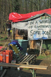 Das Camp: Am Rand des Forstes leben zwischen 30 bis 40 Aktivisten in zelten und Campingwagen. Der Platz wird von einem Anwohner kostenlos zur Verfügung gestellt.