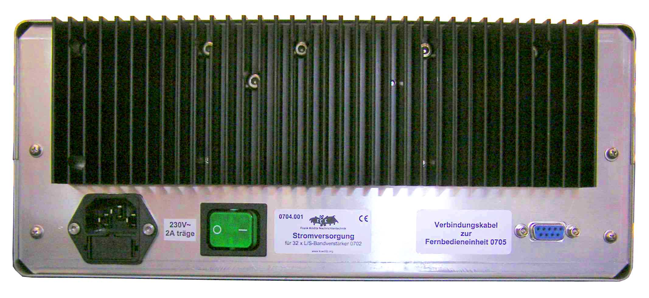 Frank Köditz Nachrichtentechnik 0704 32-kanalige Stromversorgungseinheit Die Stromversorgungseinheit 0704 beinhaltet die Spannungsversorgung für die 32 Vorverstärker 0702 sowie die Interface-Platinen