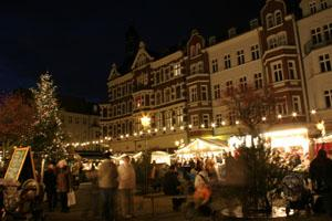 Weihnachtsmarkt auf dem Schlossplatz Köpenick Vorweihnachtliche Stimmung zieht in die alten Gassen und auf den Platz, wenn unter dem großen Lichterbaum weihnachtliche Musik erklingt, Pyramiden und