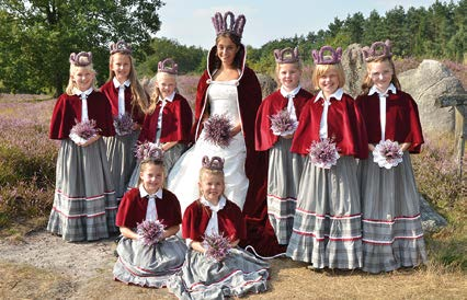 Das Heideblütenfest entsteht! Das Amelinghausener Heideblütenfest zieht mit seinen vielen Höhepunkten in der Festwoche im August seit Jahrzehnten zehntausende Besucher an.