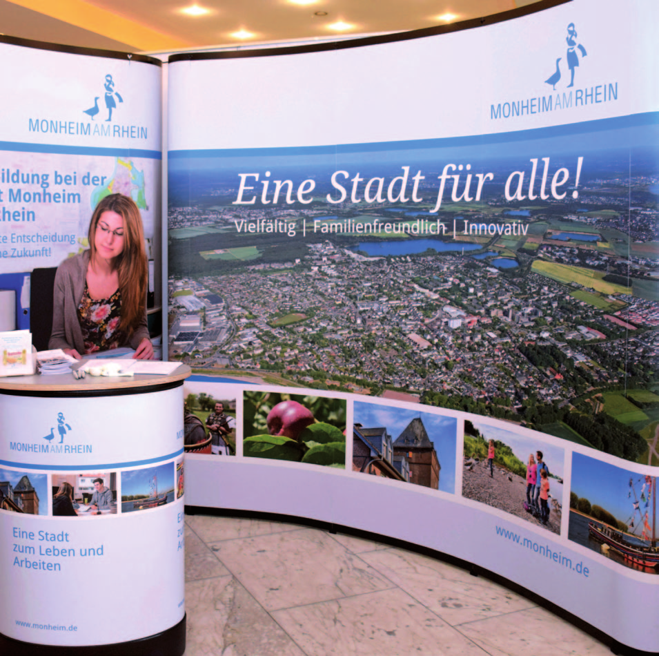 Anwendungsbeispiele Flaggen / Messestand Städtischer Messestand bestehend aus zwei Faltwänden und einem Info-Desk.