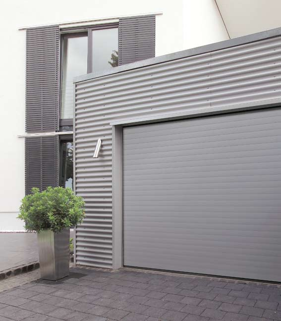 Die elegant wirkenden Aluminium-Profile prägen die moderne Optik der Steinau Garagen-Rolltore RT 75. Farben und Dekore lassen sich ideal den Architektur- Elementen Ihres Hauses anpassen.