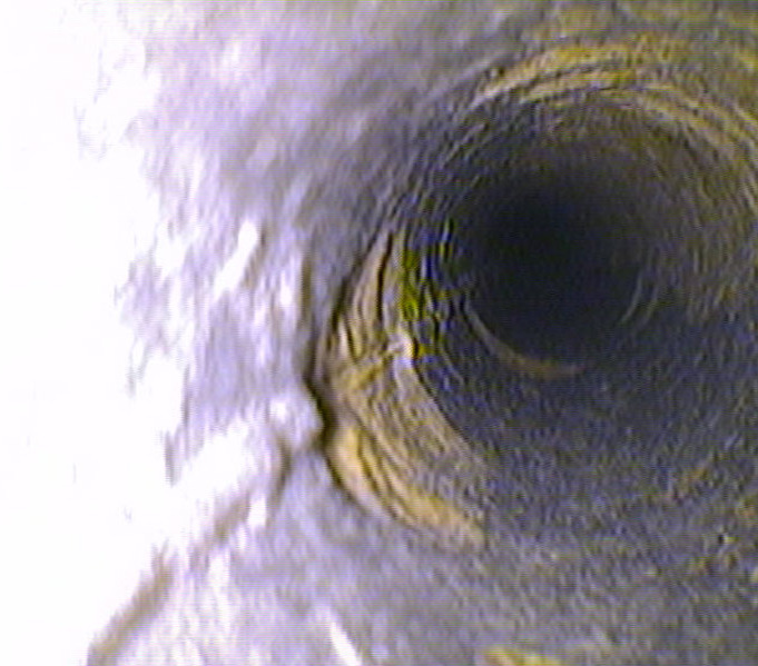 3. zerstörungsfreie Rohrinnensanierung der Steigstränge: verkrustetes Rohr wird von innen in einem geschlossenen Kreislauf sandgestrahlt Steigleitungen