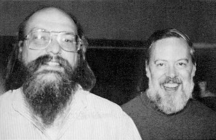 3. Geschichte Erste Entwickler: Ken Thompson (links) Dennis Ritchie (rechts) Entwicklungsfirma: Bell Labs 1979 wurde schließlich durch AT&T die letzte