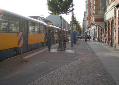 Haltestellenkap mit verschwenktem Radweg am Beispiel Leipzig Eisenbahnstraße (Haltepunkt Einertstraße - stadteinwärts) Situation: Einkaufstraße mit hohem Kfz-Aufkommen (ca. 10.950 13.