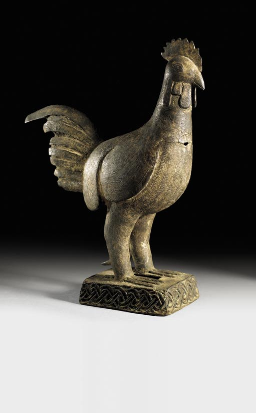 31 #77 HAHN Nigeria Datierung: 16.-17.Jh. Gelbguss. H 32.5 cm. Der Hahn, das klassische Opfertier schlechthin, gehört zu den eindruckvollsten Tierdarstellungen des Benin Reiches.