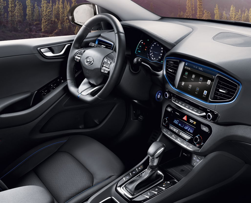 Ein Fahrzeug, das ganz mit Ihnen vernetzt ist. Steigen Sie ein und erobern Sie Neuland. Im Cockpit des neuen Hyundai IONIQ trifft puristisches Design auf interaktive Technologien.
