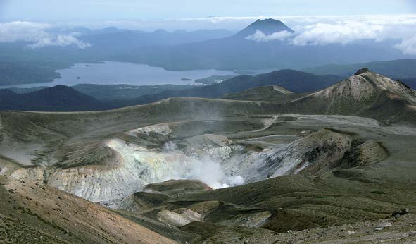 Vulkane 21 Land und Leute Der Vulkan Meakan im Akan-Nationalpark auf Hokkaidō ständiger Beobachtung, dazu zählt auch der Berg Fuji.