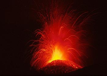 Seit Ende des Jahres 2004 spuckt der Ätna wieder. Aus einem Krater im Südosten steigen Rauch und Asche empor. Aus einer seitlichen Öffnung auf 2600 Metern Meereshöhe fließt verstärkt Lava.