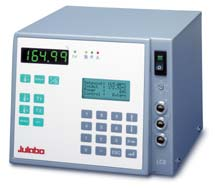 Temperatur-Laborregler dienen zum Messen, Steuern, Regeln und Überwachen einer elektrisch beheizten Apparatur in Labor und Technikum.
