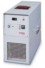 Umlaufkühler JULABO Umlaufkühler werden überall dort eingesetzt, wo Prozesswärme über einen Kühlkreislauf wirtschaftlich und umweltfreundlich abgeführt werden soll.