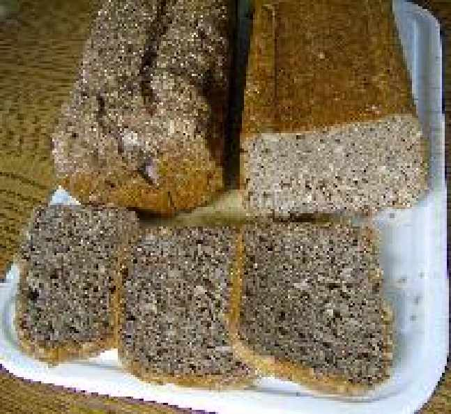 Auf ein Kuchenrost gleiten lassen + Backpapier gleich oder nach dem Abkühlen entfernen, über Nacht. Brot umdrehen + mit einem Sägemesser schneiden. Kühl + trocken lagern.
