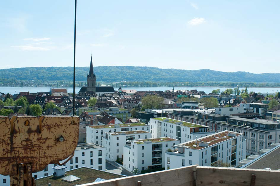 Architekt Norman Räffle (rechts) zeigt den Hauptturm mit Vollziegeluntergrund.