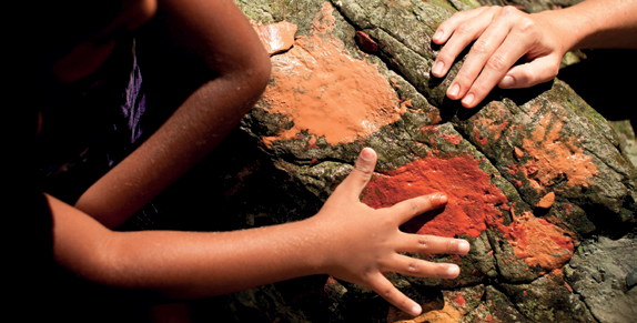 Die Geschichte der australischen Ureinwohner reicht mehr als 50.000 Jahre zurück und ist eine der ältesten lebendigen Kulturen der Welt. Sie ist eng mit dem Land und der Natur verbunden.
