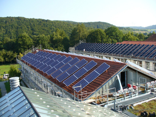Folie 8 Birkenfelder Solarkraftwerk mit wissenschaftlichem Auftrag Der Hochschulstandort, der sich durch Studiengänge im Umweltbereich und wissenschaftliche Fachkongresse internationale Anerkennung