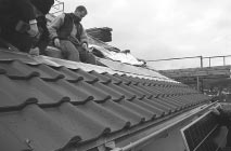 3.1.2 Das Solardach Da die Gemeinde Engelskirchen ohnehin daran dachte, das sanierungsbedürftige Flachdach der Schule durch ein Satteldach zu ersetzen, konnte das etwa 350 qm große Modulfeld in die