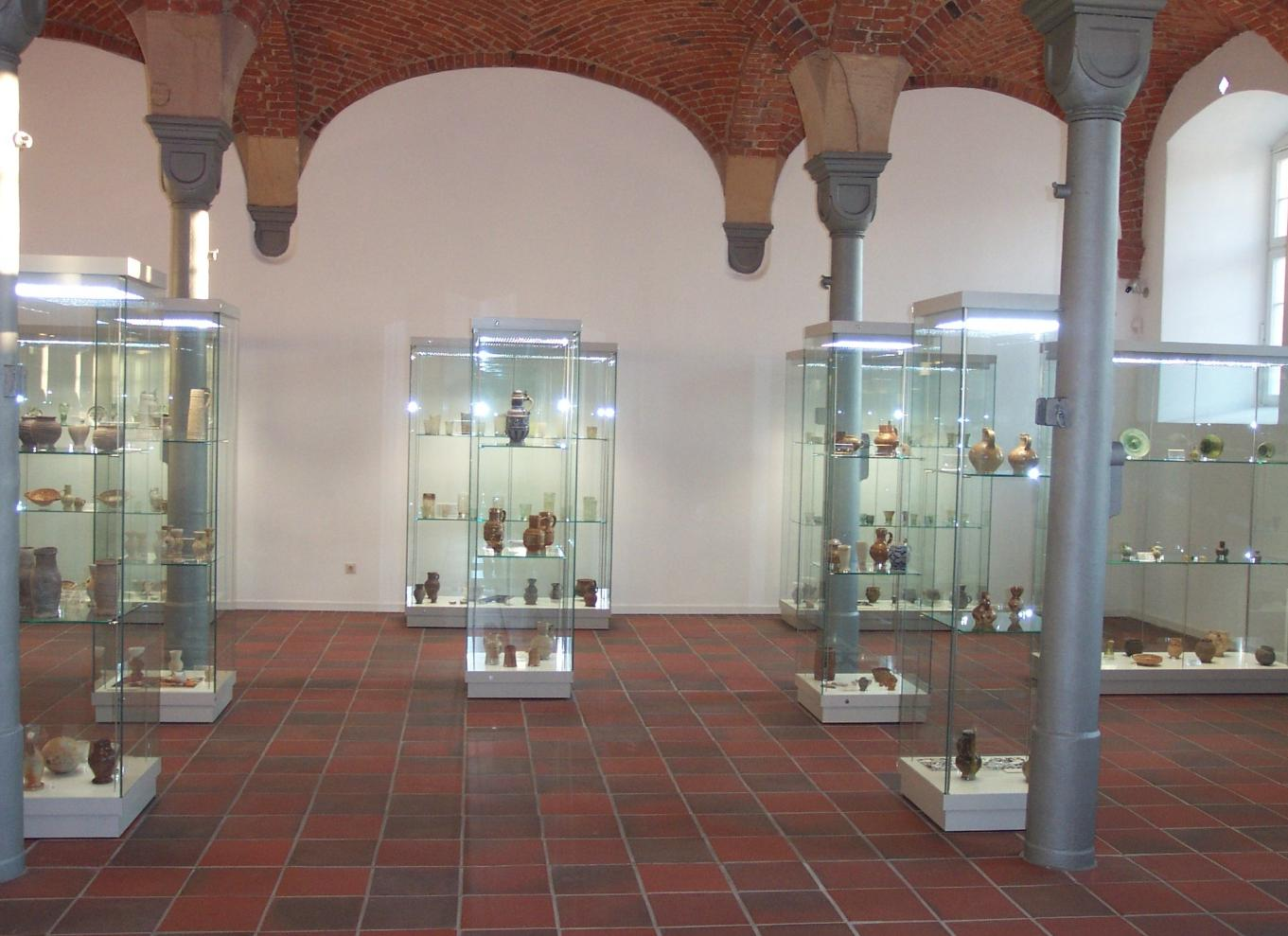 Darüber hinaus sammelte Hans-Joachim Nachtmann im Laufe von Jahrzehnten komplette Gläser und keramische Gefäße, die zum Teil zu den Fragmenten passen.