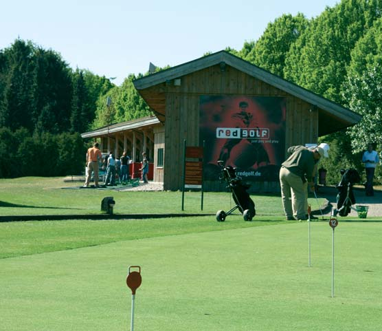 RED GOLF UNTERRICHT Red Golf Hamburg Quickborn Dríving Range mit 24 überdachten Plätzen, Flutlicht und 9-Loch-Platz. SHORT GAME SPECIALS Alle Kurse inkl.