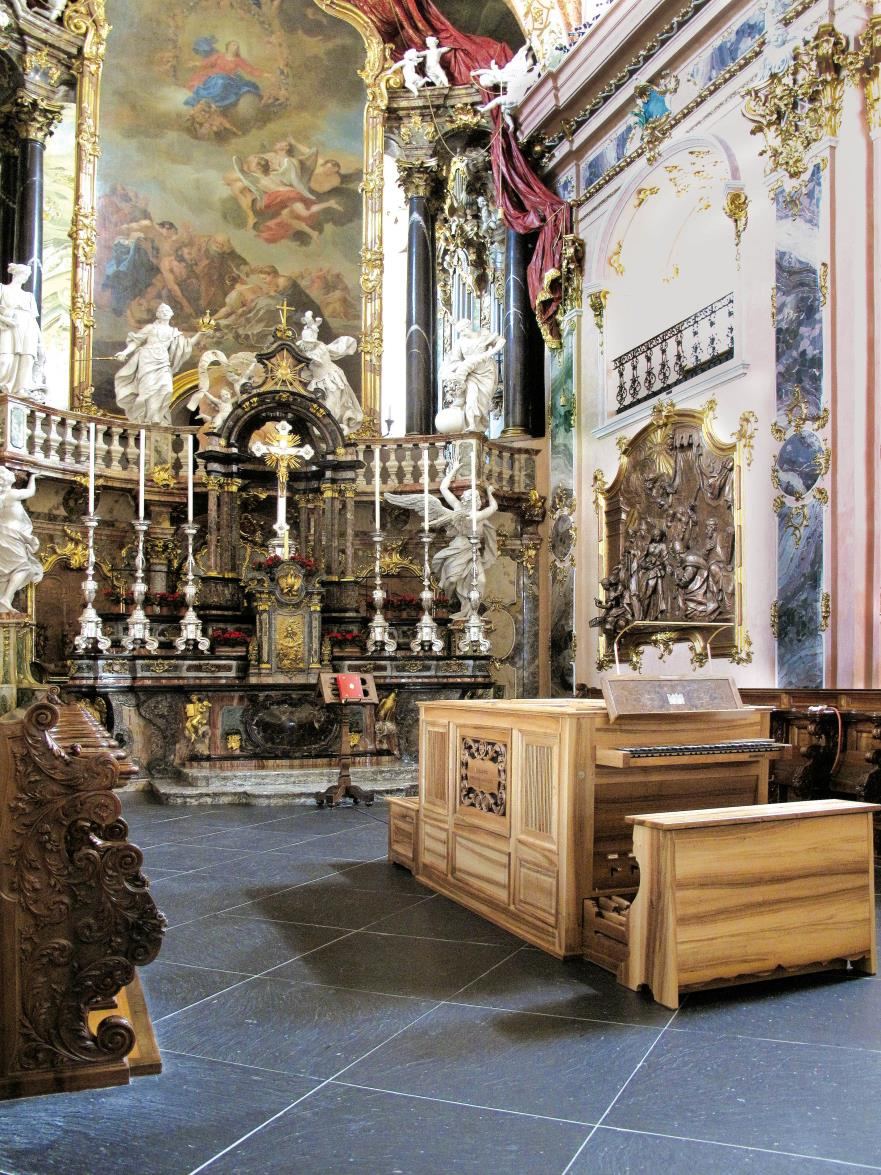 1751, beim Bezug des Oberen Chores, zeigte sich in der folgenden Praxis, dass zum Chorgebet in der Nähe der Sänger ein Begleitinstrument wünschbar und nötig ist.