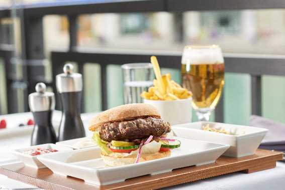 UNSER HIT: Escape Burger Rindfleisch-Pattie aus Schweizer Rindfleisch mit Whiskey flambiert, Tomate, Gurke, rote Zwiebeln, Eisbergsalat, Freienhöfler