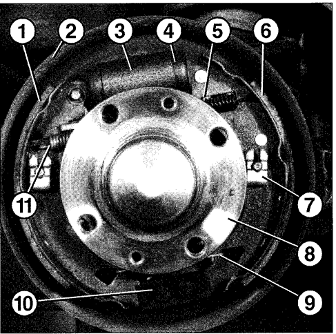 Fiat Punto 176 Trommelbremsen Zustand der Bremstrommel prüfen 1 Fahrzeug auf bocken und Hinterrad abnehmen. 2 Handbremse lösen (muss völlig gelöst sein).