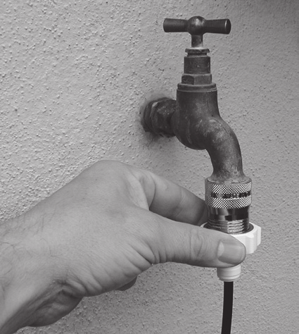 Montage - Inbetriebnahme RO Station Der Installationsfachmann sollte einen Wasserhahn, der den jeweiligen nationalen Maßnahmen zum Schutz des Trinkwassers entspricht verwenden.