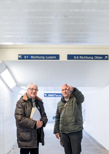 Kontaktpunkte Kunden 9 Wegweiser im Bahnhof Sursee: beinahe okay Hier gehts durch: Marcel Sonderegger (links) und Luca Steinmann im Bahnhof Sursee Luca Steinmann von SBB Immobilien geht in einem