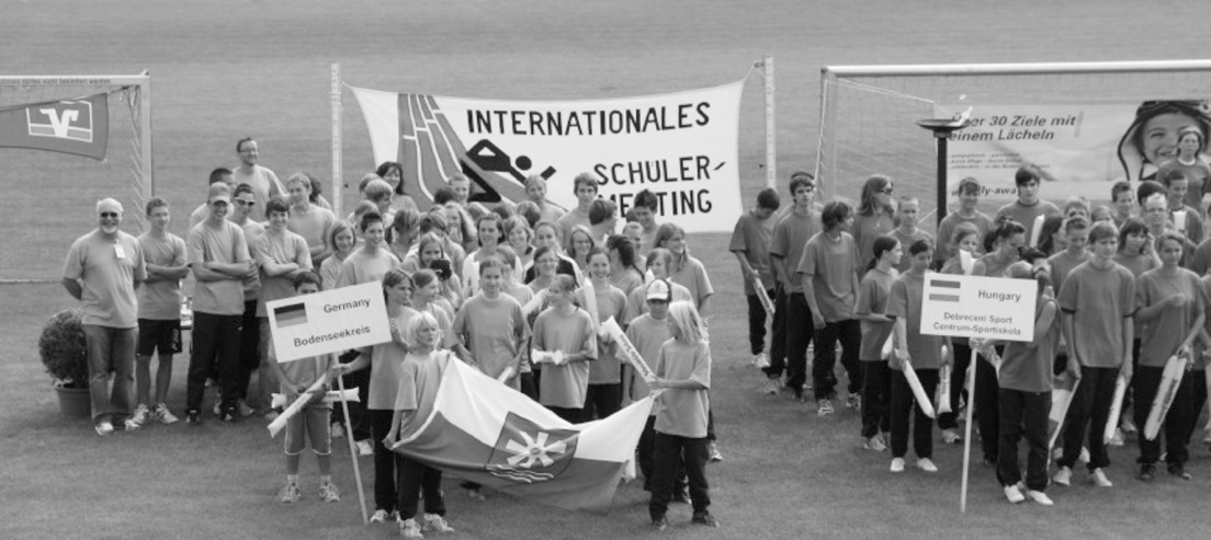 Internationales Schülermeeting in Tettnang, Einmarsch der Mannschaften Es ist schön zu sehen, dass die sportlichen Erfolge unserer jungen Athleten auch in der Gemeinde Anklang finden.