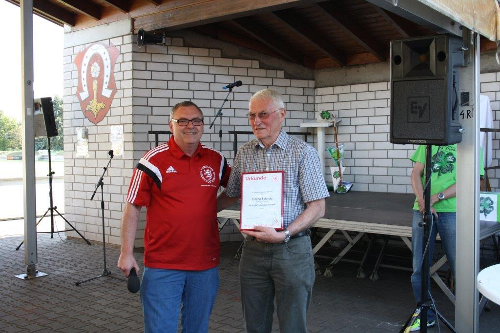 Hohe Auszeichnung für Johann Schmalz Im Rahmen seiner Verabschiedung als Vereinsvorsitzender des SV St.